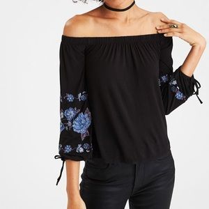 BLACK OFF THE SHOULDER AE SHIRT MEDIUM🌺🤩